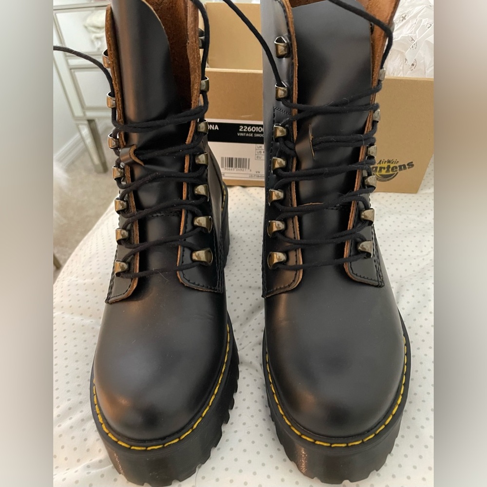Dr. Martens Leona Women Vintage Smooth Leather Heeled Boot Size 7 US UK 5 EU 38
